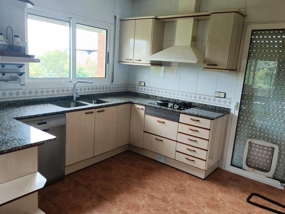 Casa Con Jardin Y Piscina Privada. Βίλα Santa Eulalia de Ronsaná Εξωτερικό φωτογραφία
